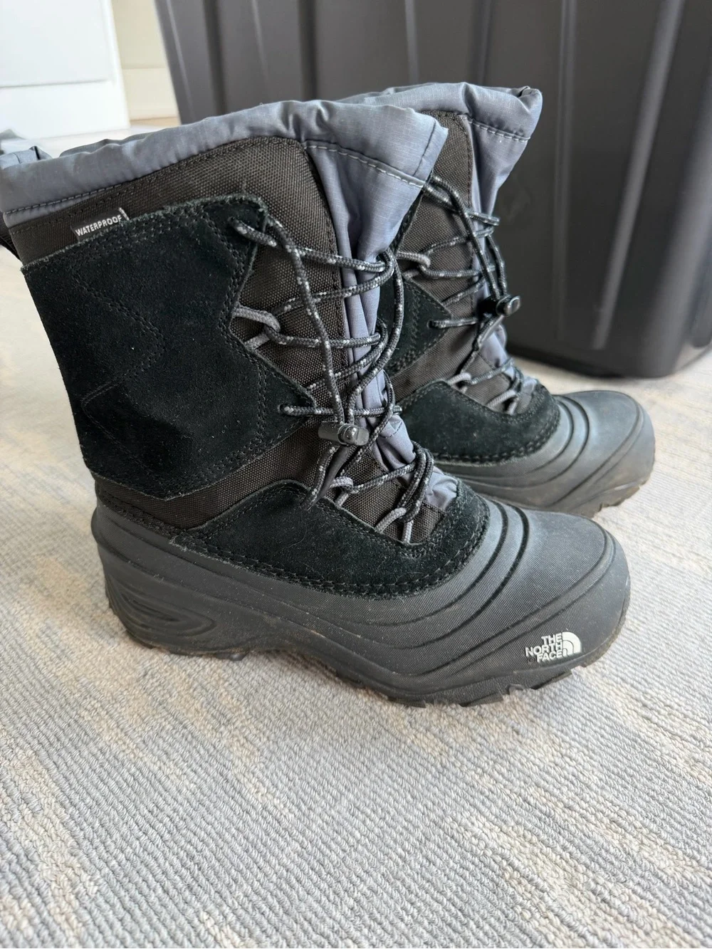 Boys North Face Alpenglow size 5 Black Winter Lace-Up Insulated Snow Boots